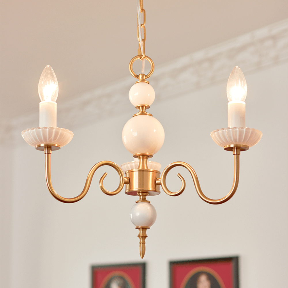 Elegant Lysekrone i Cremefarvet Glas