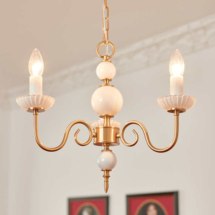 Elegant Lysekrone i Cremefarvet Glas