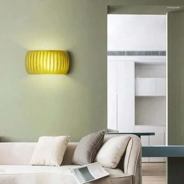 Ribbet Væglampe i Harpiks - Art Deco Design