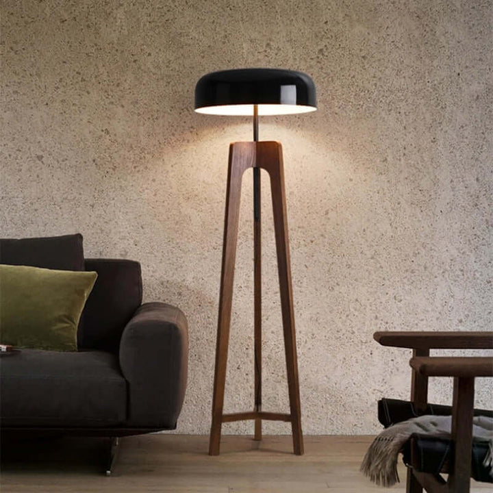 Elegant Træ Gulvlampe i Norsk Stil