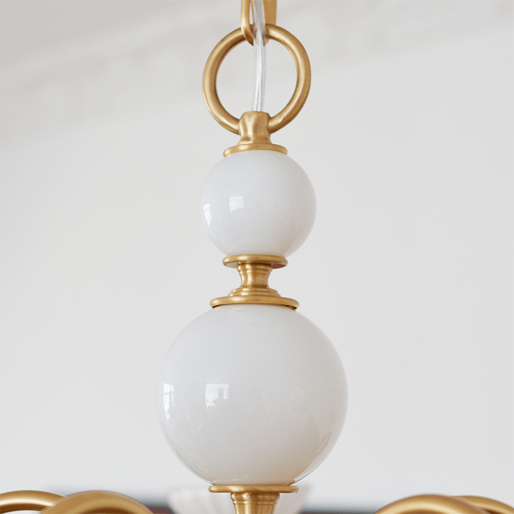 Elegant Lysekrone i Cremefarvet Glas