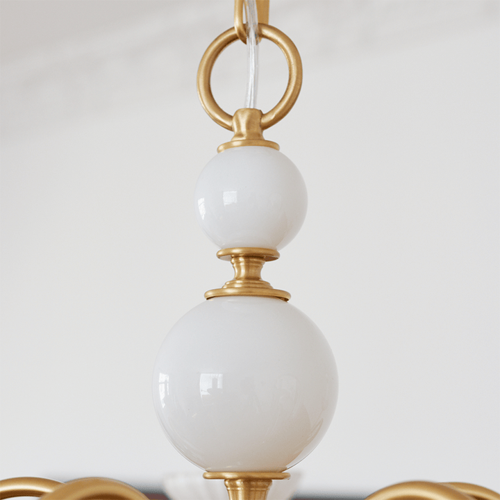 Elegant Lysekrone i Cremefarvet Glas