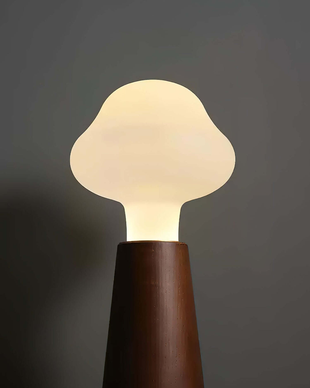 Skyformet LED Bordlampe - Justerbar Belysning
