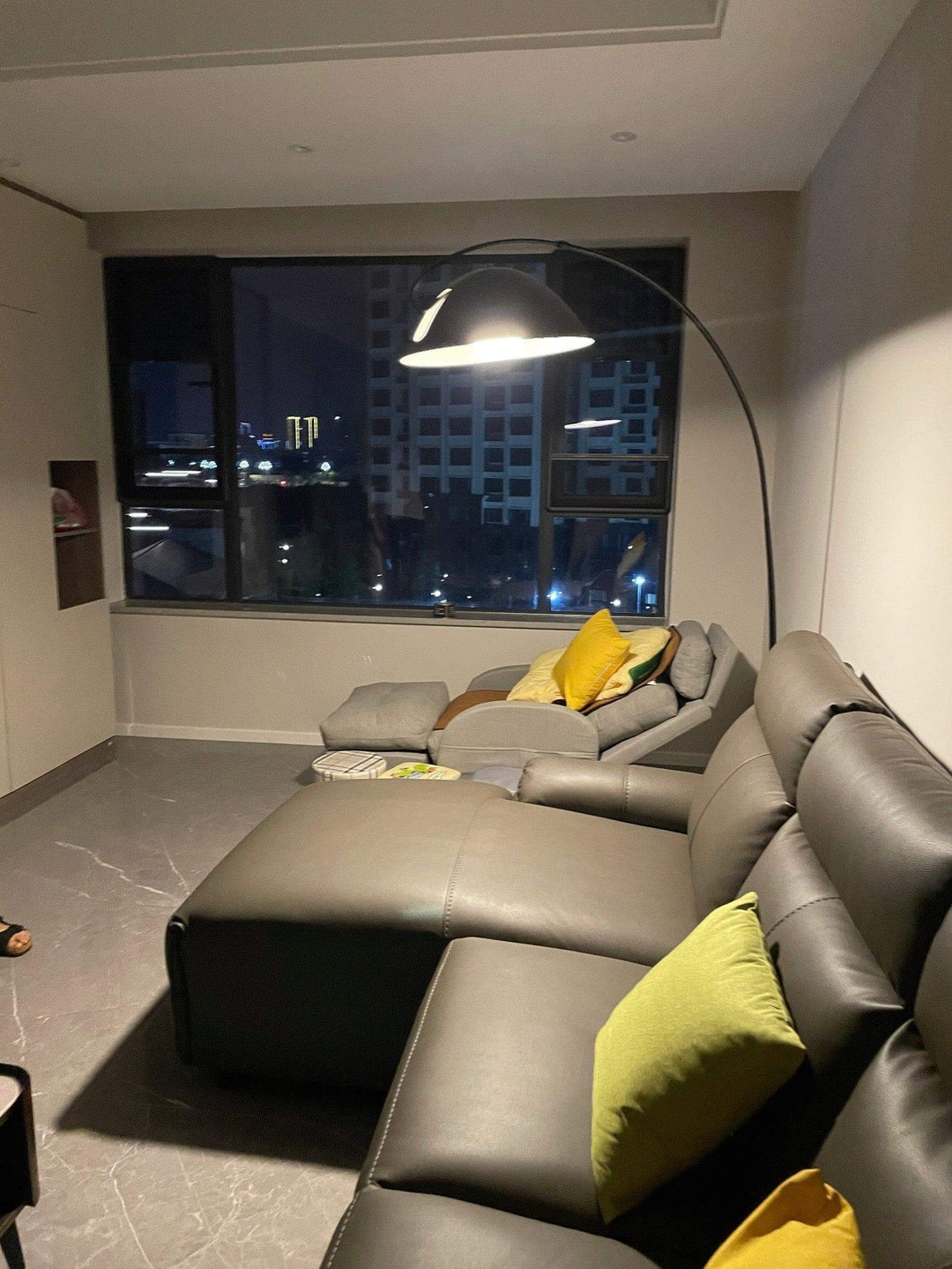 Justerbar bue gulvlampe i metal