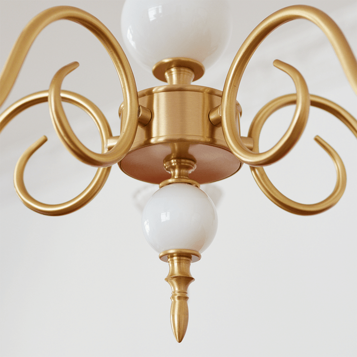 Elegant Lysekrone i Cremefarvet Glas