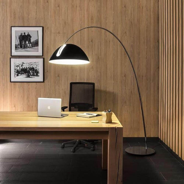 Justerbar bue gulvlampe i metal