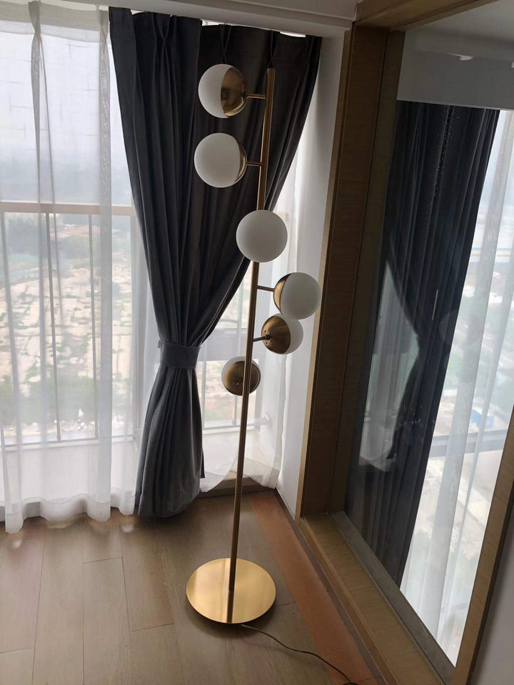 Moderne LED Trælampe med Glaskugler