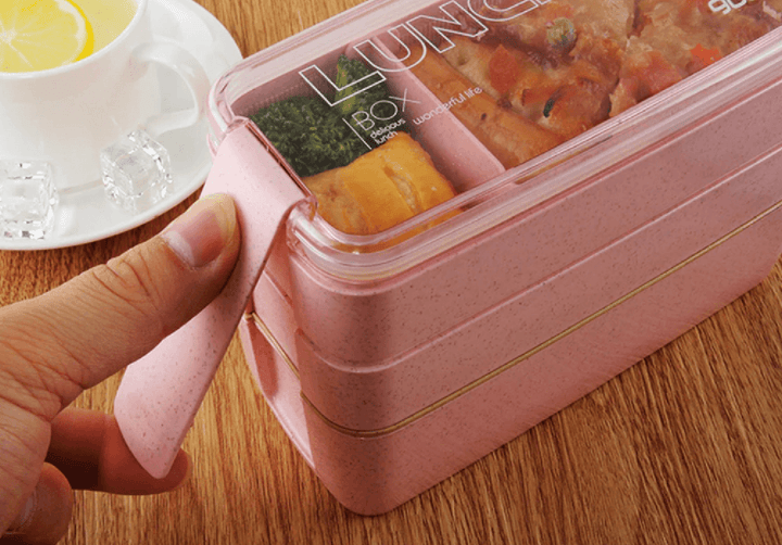 "3-lags bento madkasse i beige og lyserød, lufttæt, mikrobølge- og opvaskemaskinesikker, ideel til frokostopbevaring."