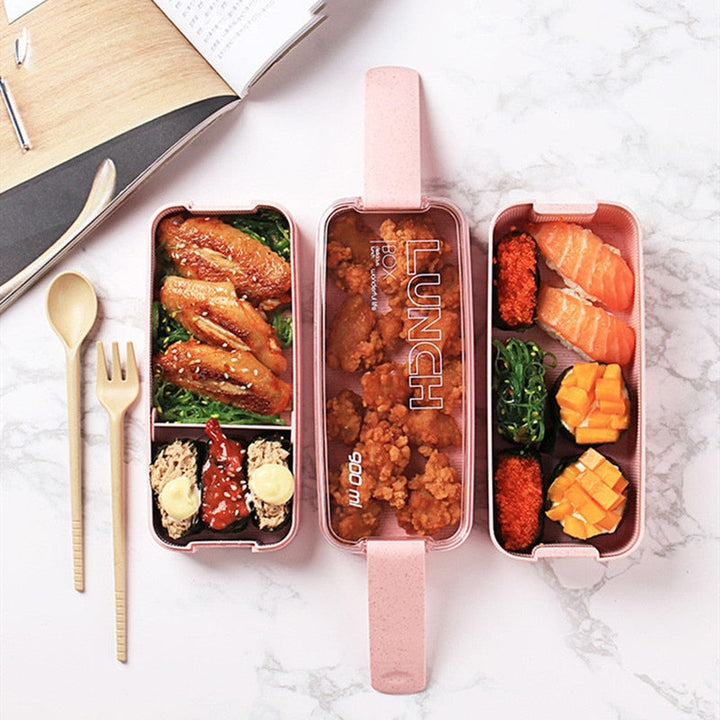 "3-lags bento madkasse i beige og lyserød, lufttæt, mikrobølge- og opvaskemaskinesikker, ideel til frokostopbevaring."