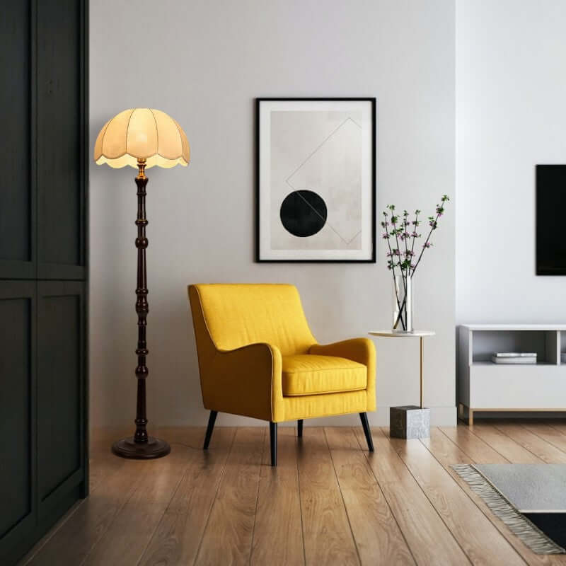Elegant Gulvlampe i Træ med Stofskærm