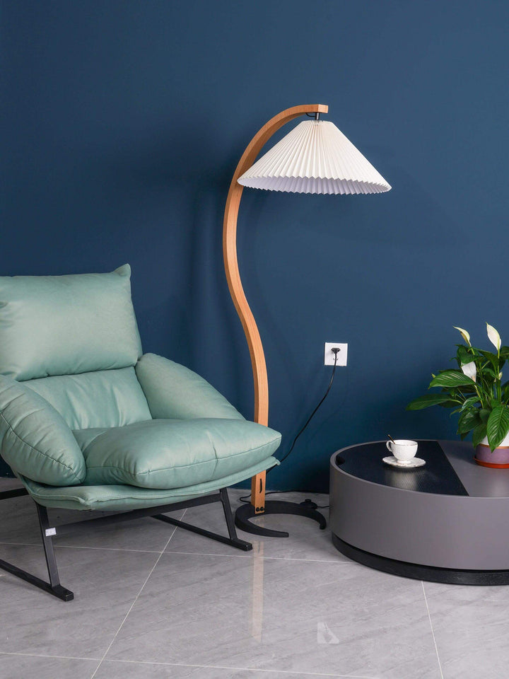 Designer Gulvlampe i Træ & Metal