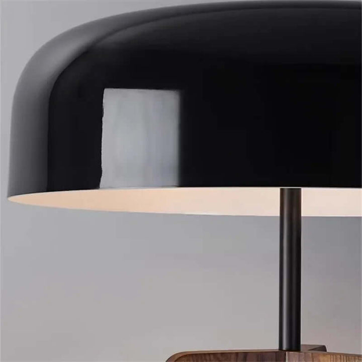 Elegant Træ Gulvlampe i Norsk Stil