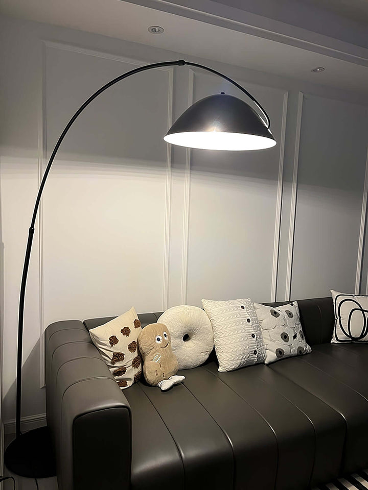 Justerbar bue gulvlampe i metal