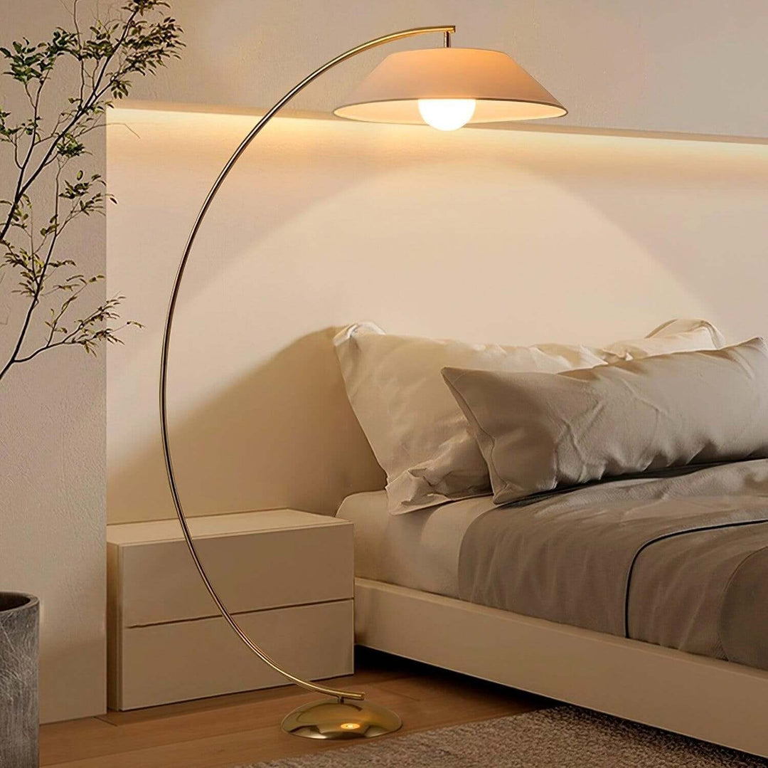 Elegant Gulvlampe med Stofskærm