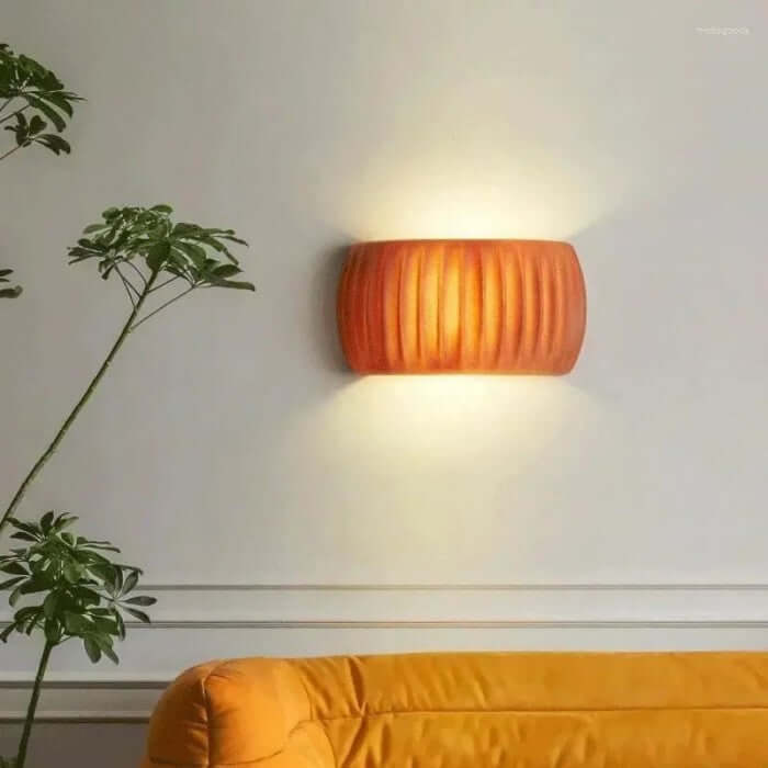 Ribbet Væglampe i Harpiks - Art Deco Design