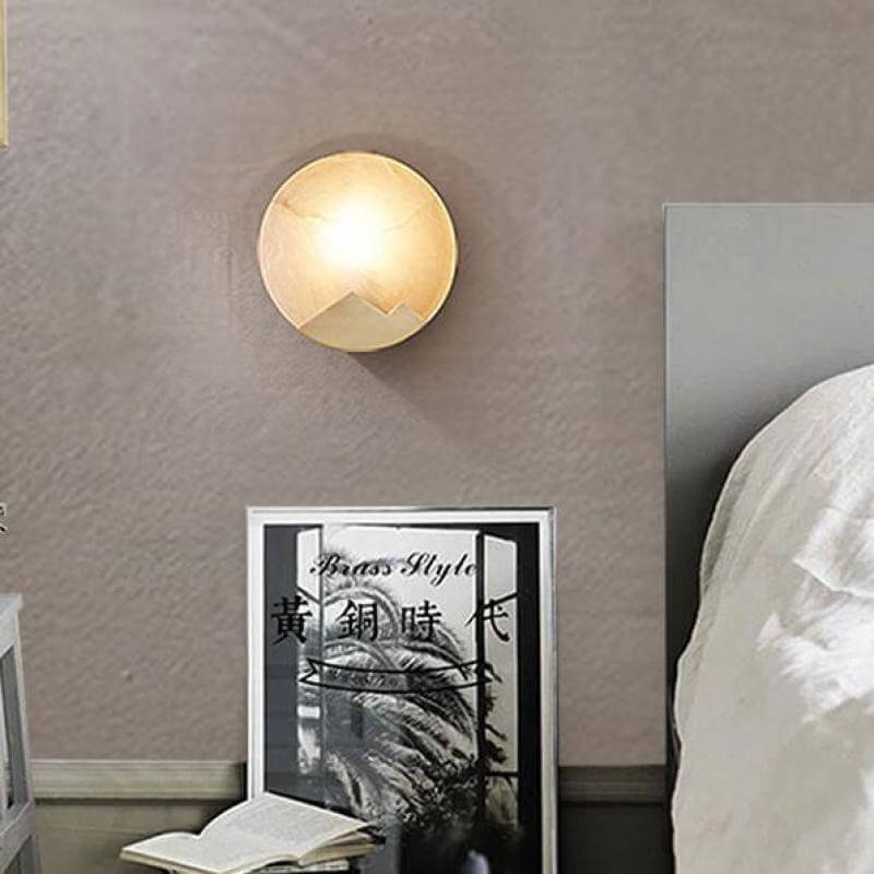 Elegant Marmor Væglampe med Messing Detaljer
