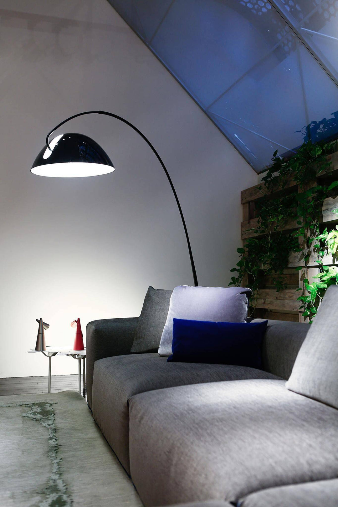Justerbar bue gulvlampe i metal