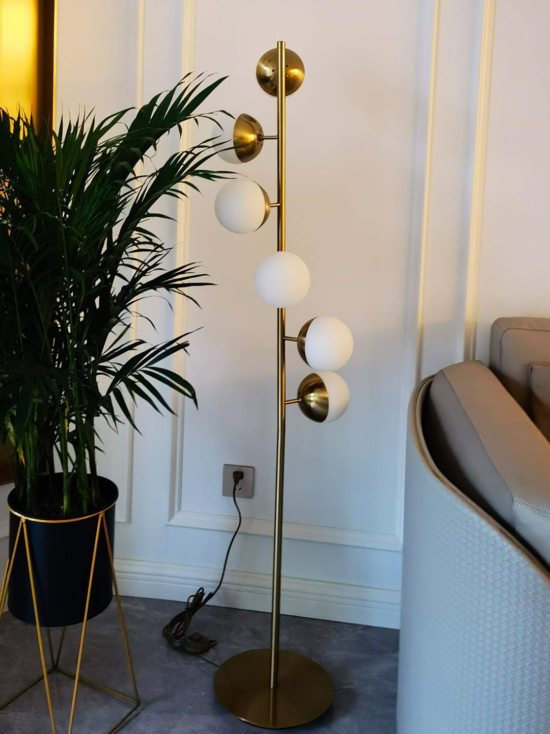 Moderne LED Trælampe med Glaskugler