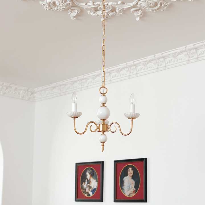 Elegant Lysekrone i Cremefarvet Glas
