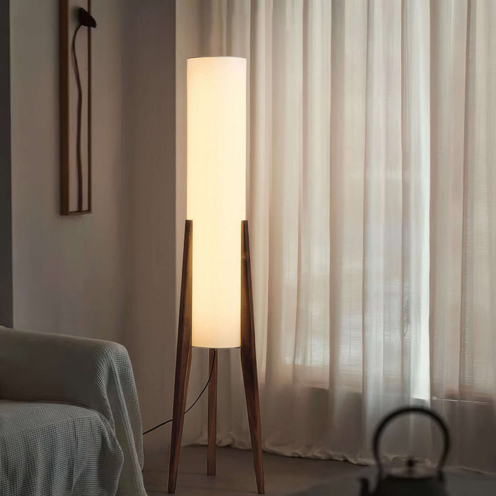 Elegant Gulvlampe i Valnøddetræ | Skaber Hygge