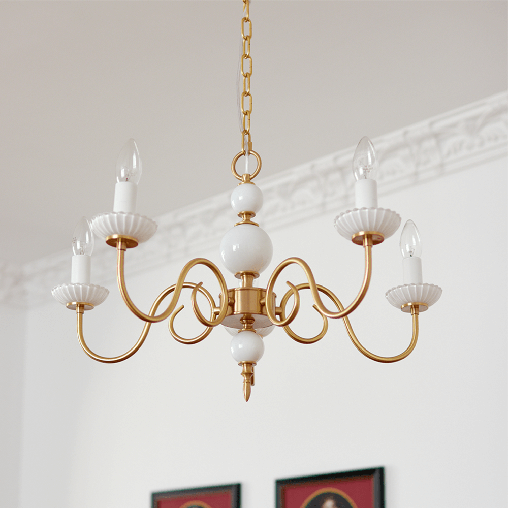 Elegant Lysekrone i Cremefarvet Glas