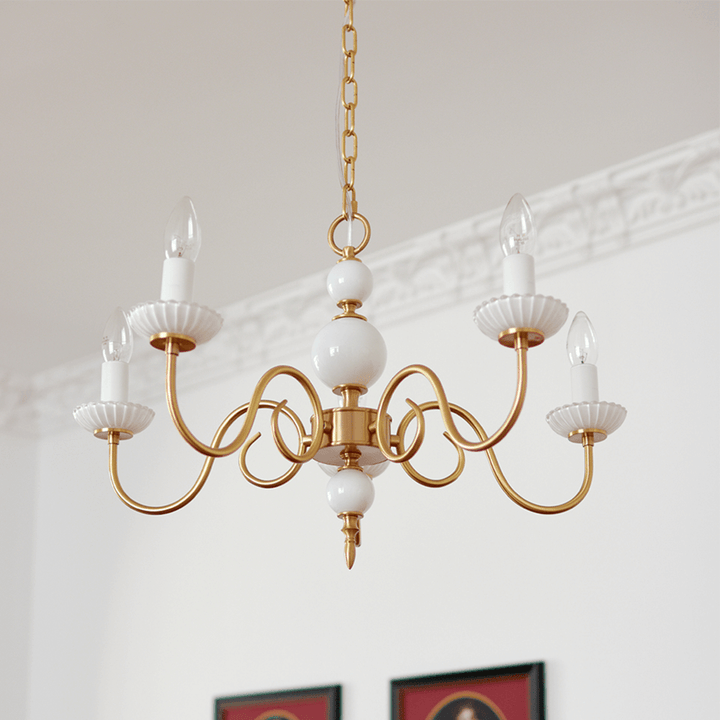 Elegant Lysekrone i Cremefarvet Glas