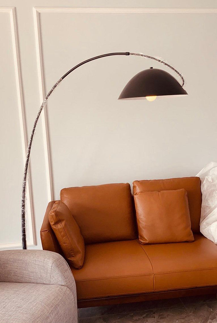Justerbar bue gulvlampe i metal