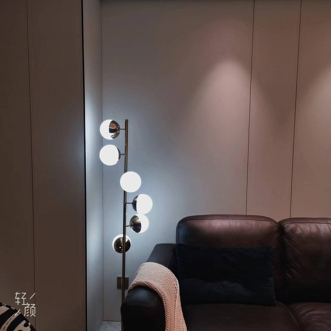 Moderne LED Trælampe med Glaskugler