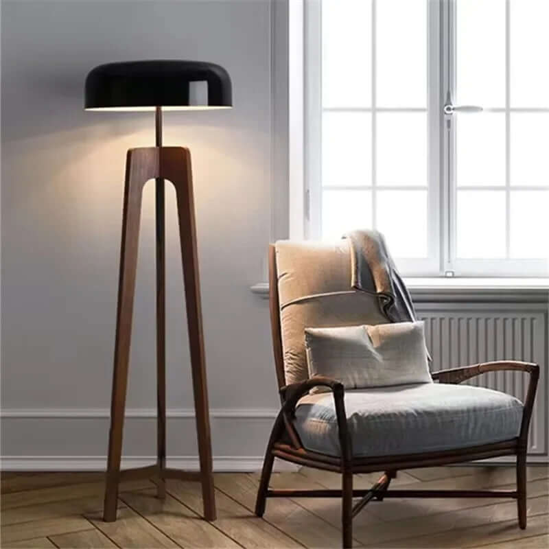 Elegant Træ Gulvlampe i Norsk Stil