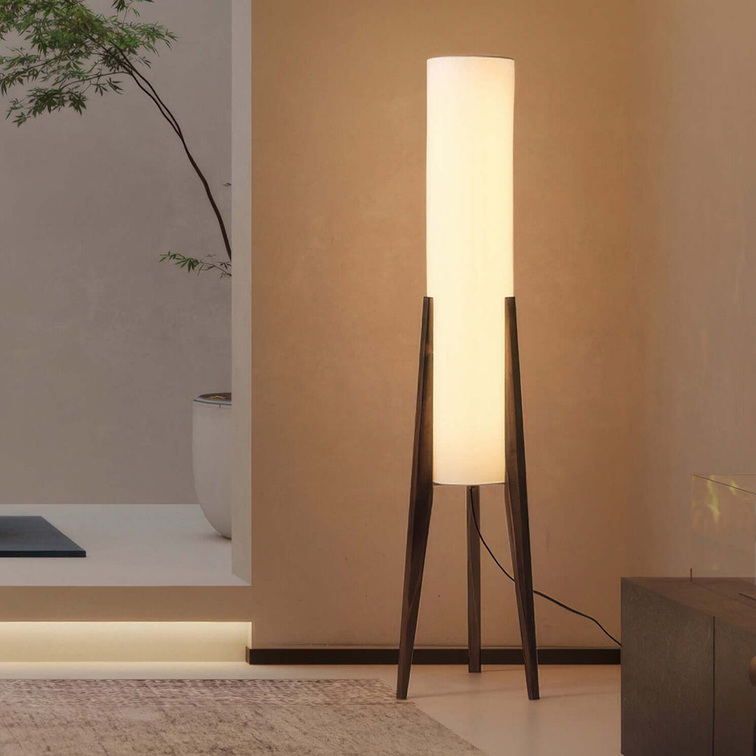 Elegant Gulvlampe i Valnøddetræ | Skaber Hygge