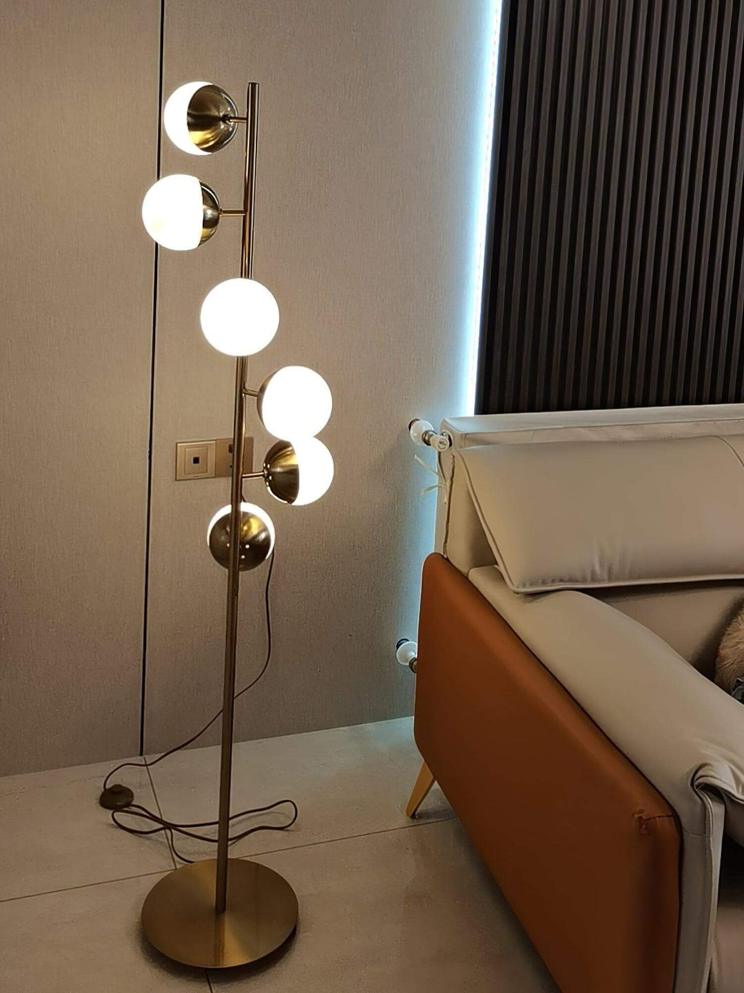 Moderne LED Trælampe med Glaskugler