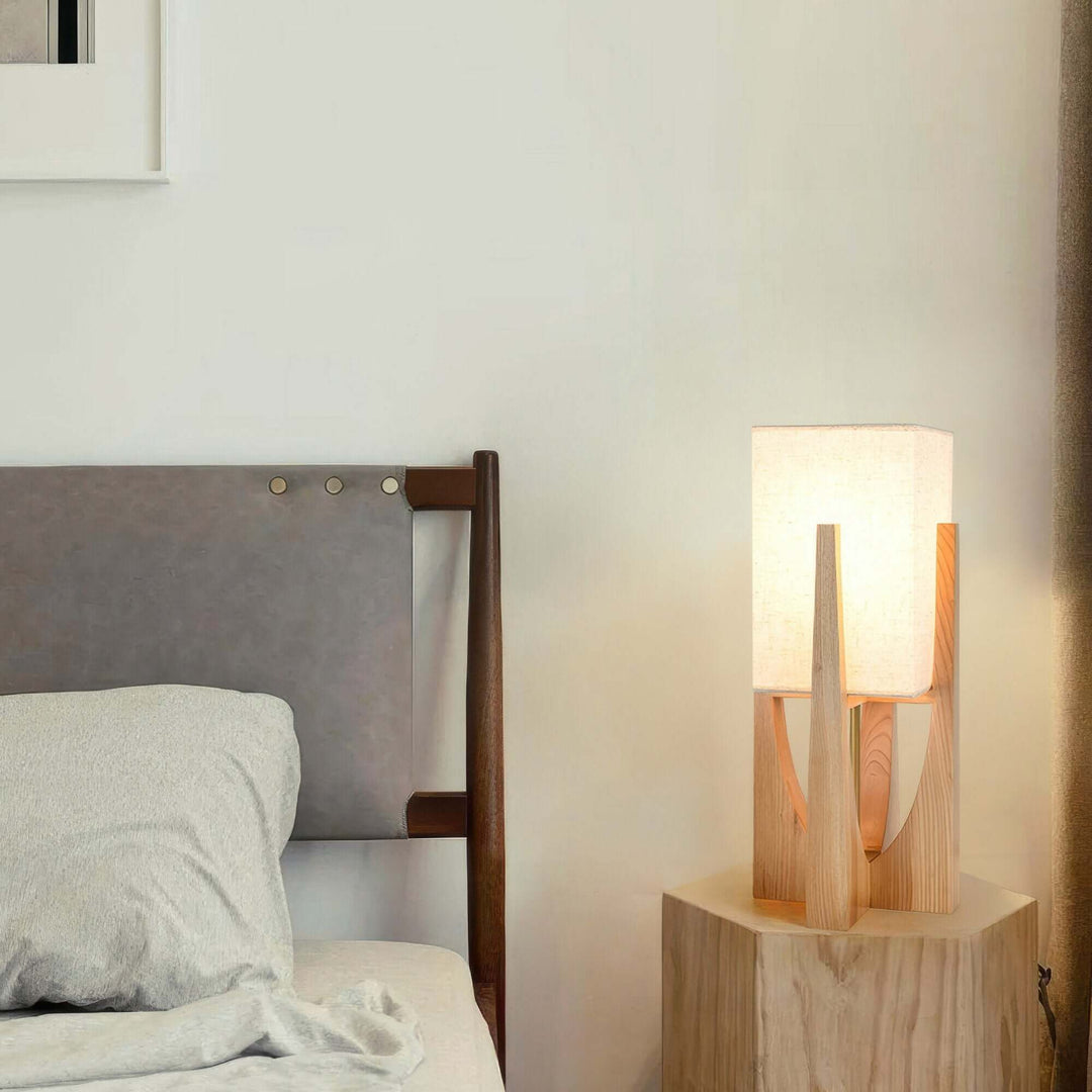 Elegant Gulvlampe i Valnøddetræ med Justerbar Belysning