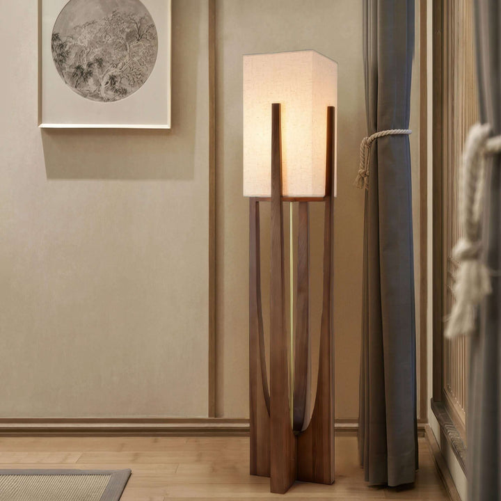 Elegant Gulvlampe i Valnøddetræ med Justerbar Belysning