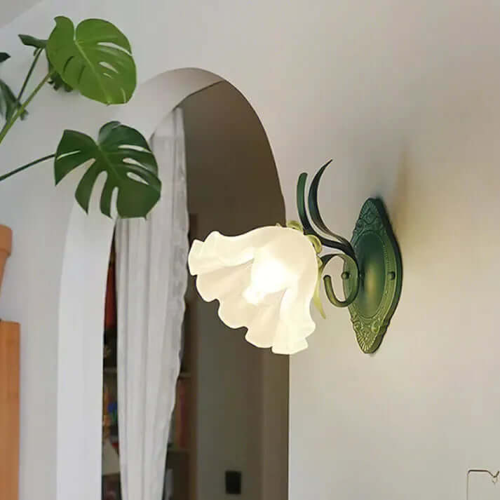 Elegant Blomster Væglampe i Jern & Akryl - 22cm