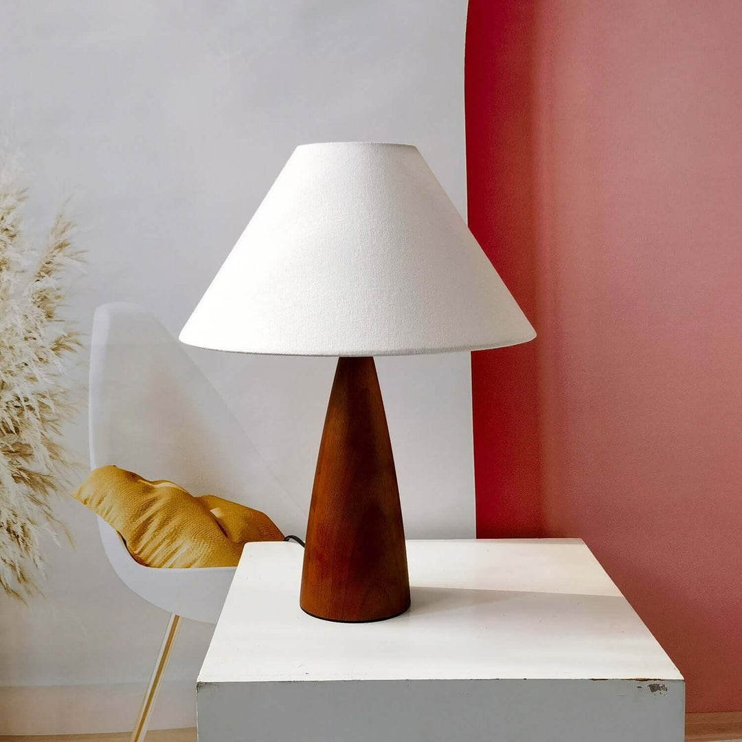 Elegant Bordlampe i Massivt Træ