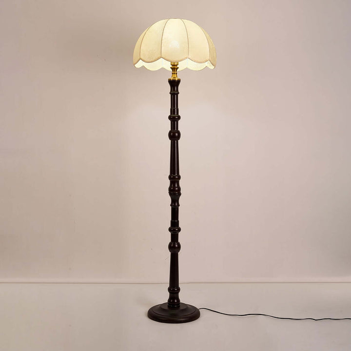 Elegant Gulvlampe i Træ med Stofskærm