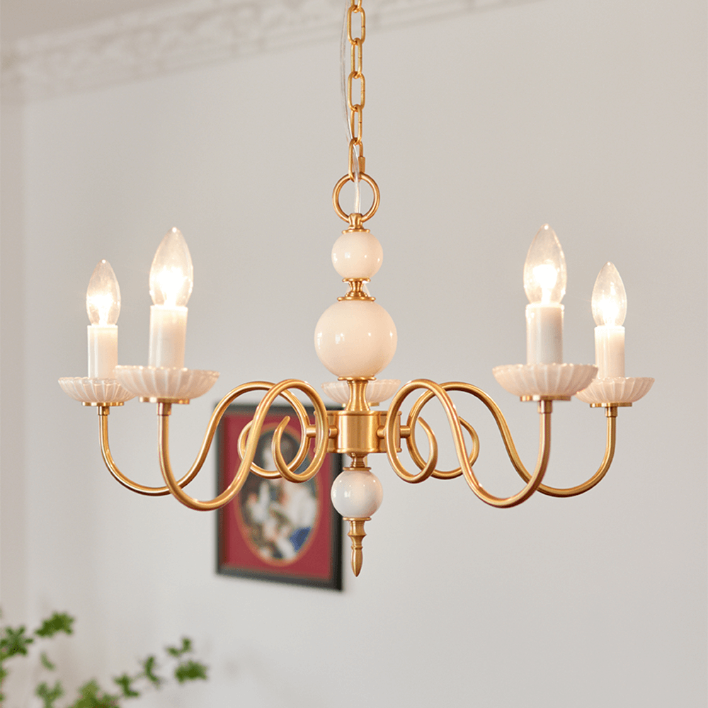 Elegant Lysekrone i Cremefarvet Glas
