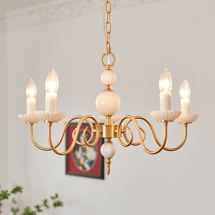 Elegant Lysekrone i Cremefarvet Glas