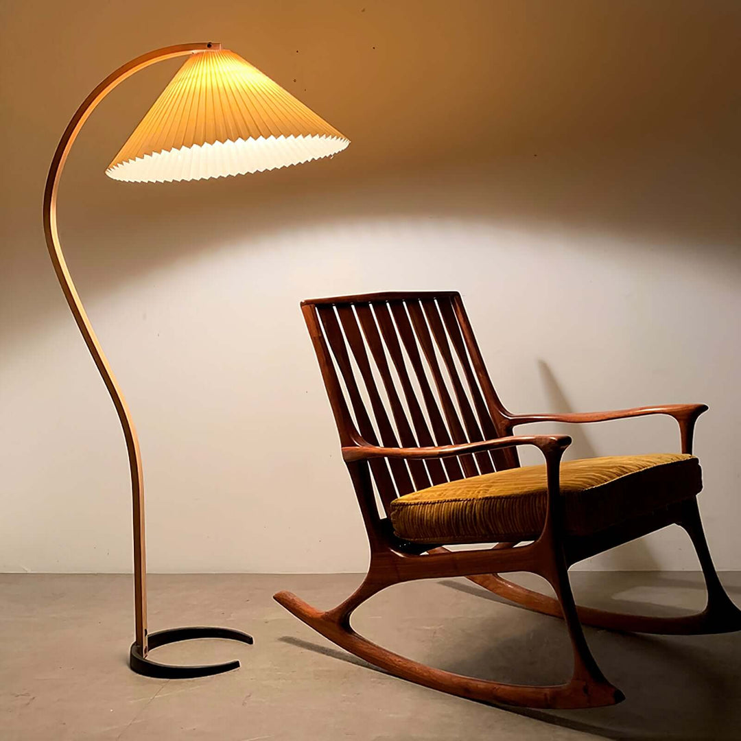 Designer Gulvlampe i Træ & Metal
