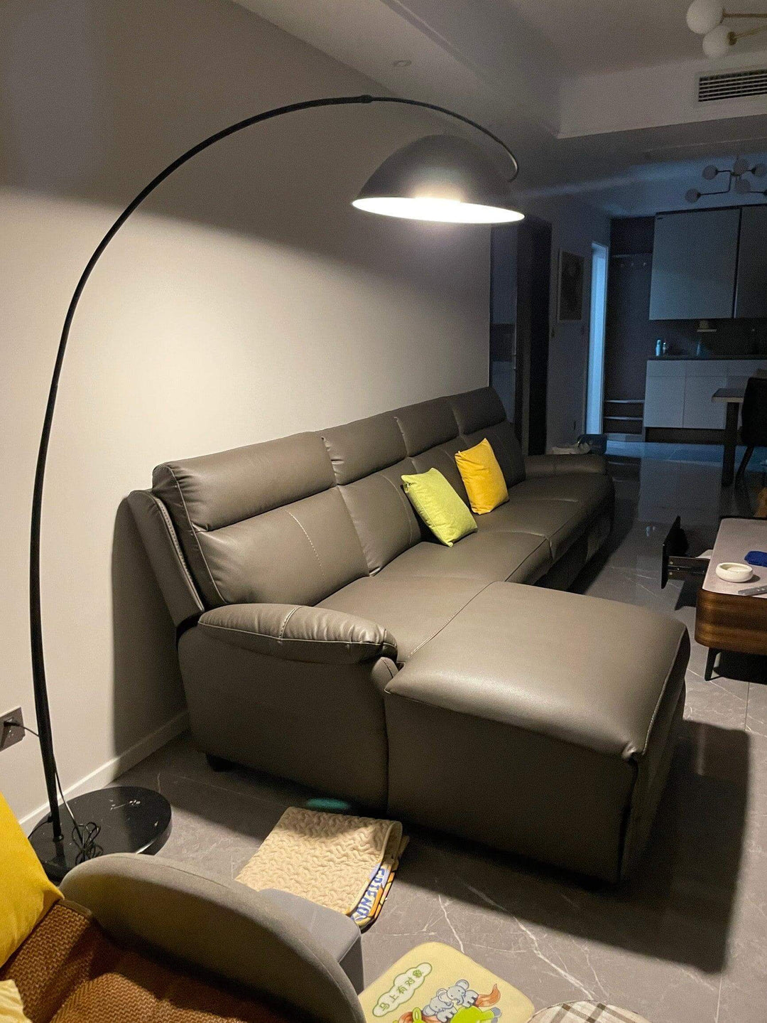 Justerbar bue gulvlampe i metal