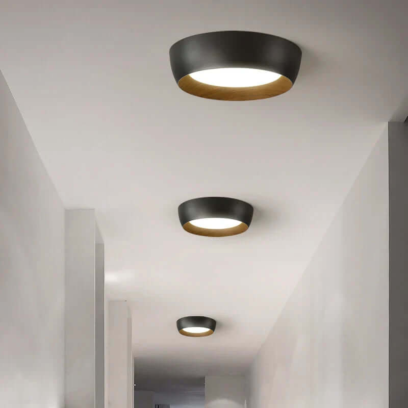 Minimalistisk LED loftslampe med trædetaljer
