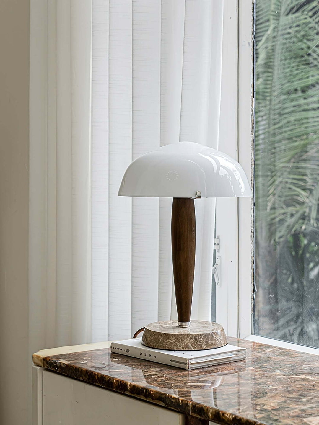 Elegant Bordlampe i Valnød & Marmor