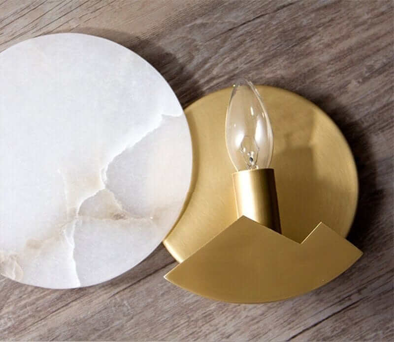 Elegant Marmor Væglampe med Messing Detaljer