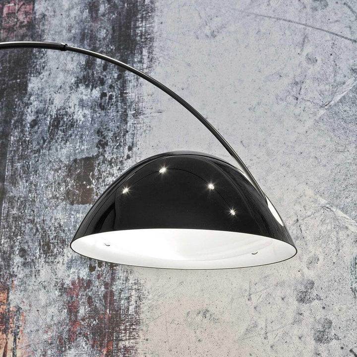 Justerbar bue gulvlampe i metal