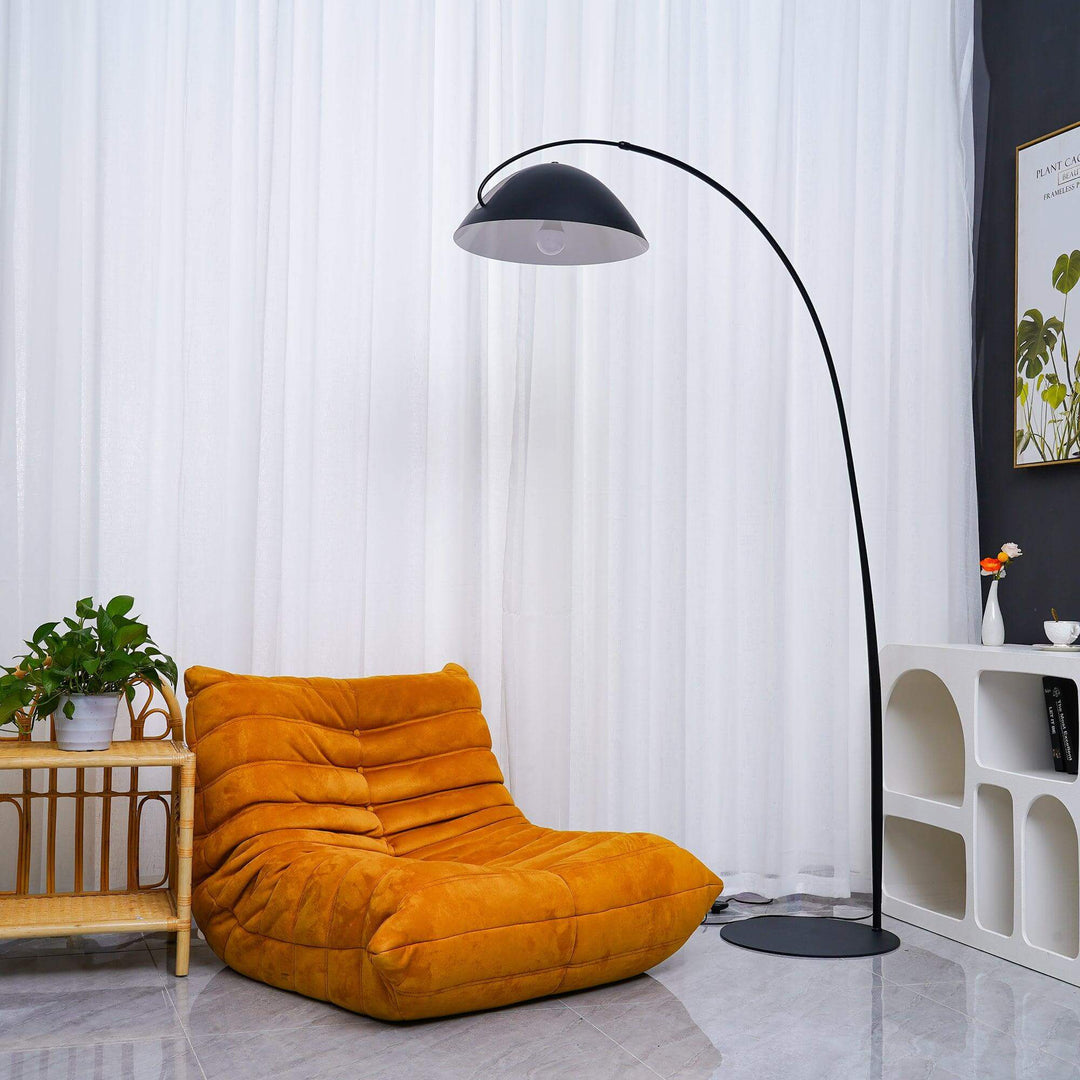 Justerbar bue gulvlampe i metal