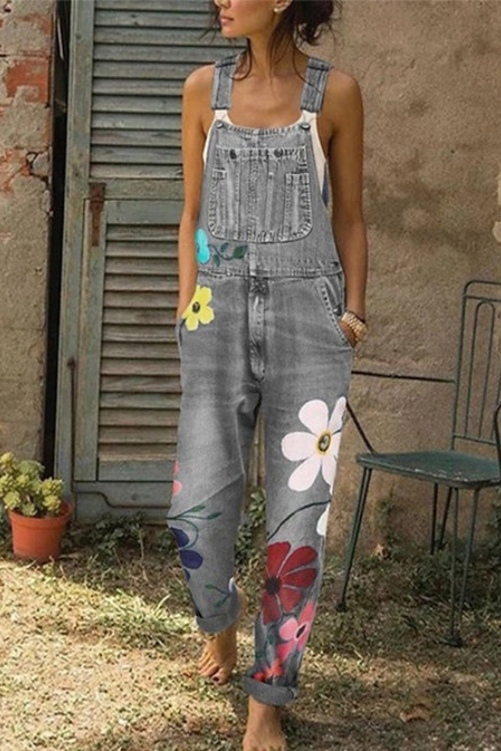 Afslappede kvinders denim overalls med delikat blomsterprint. Perfekt til forår og sommer, med boheme street style.