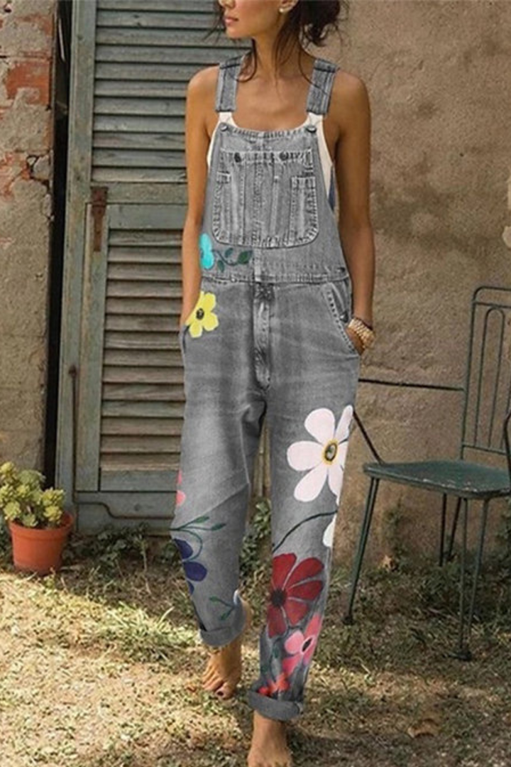 Afslappede kvinders denim overalls med delikat blomsterprint. Perfekt til forår og sommer, med boheme street style.