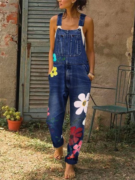 Komfortable kvinders denim buksedragt med blomsterprint. Justerbar og alsidig til afslappet forår/sommer boheme look.