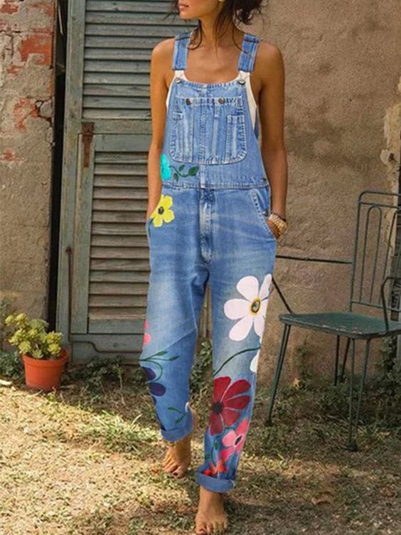 Vintage-inspirerede kvinders denim overalls med blomsterprint. Afslappet pasform ideel til sommerens street style.