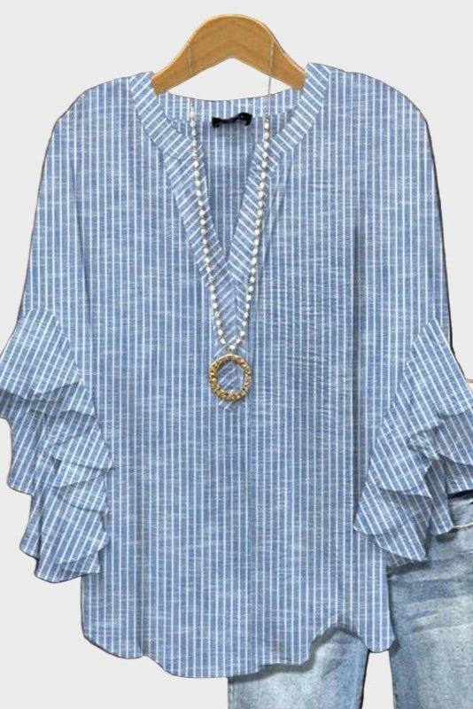 Afslappet blå damebluse med struktur og feminine flæseærmer. Perfekt som hverdags- eller sommerbluse.